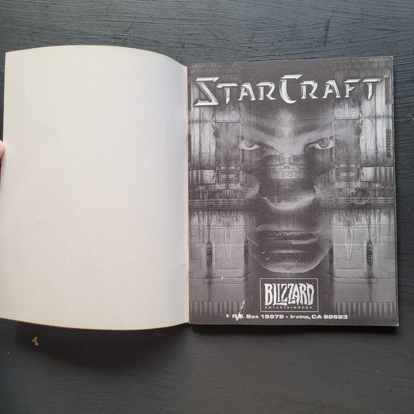 Star Craft Game Manual - 1998 Blizzard Entertainment - Picture 2 of 14